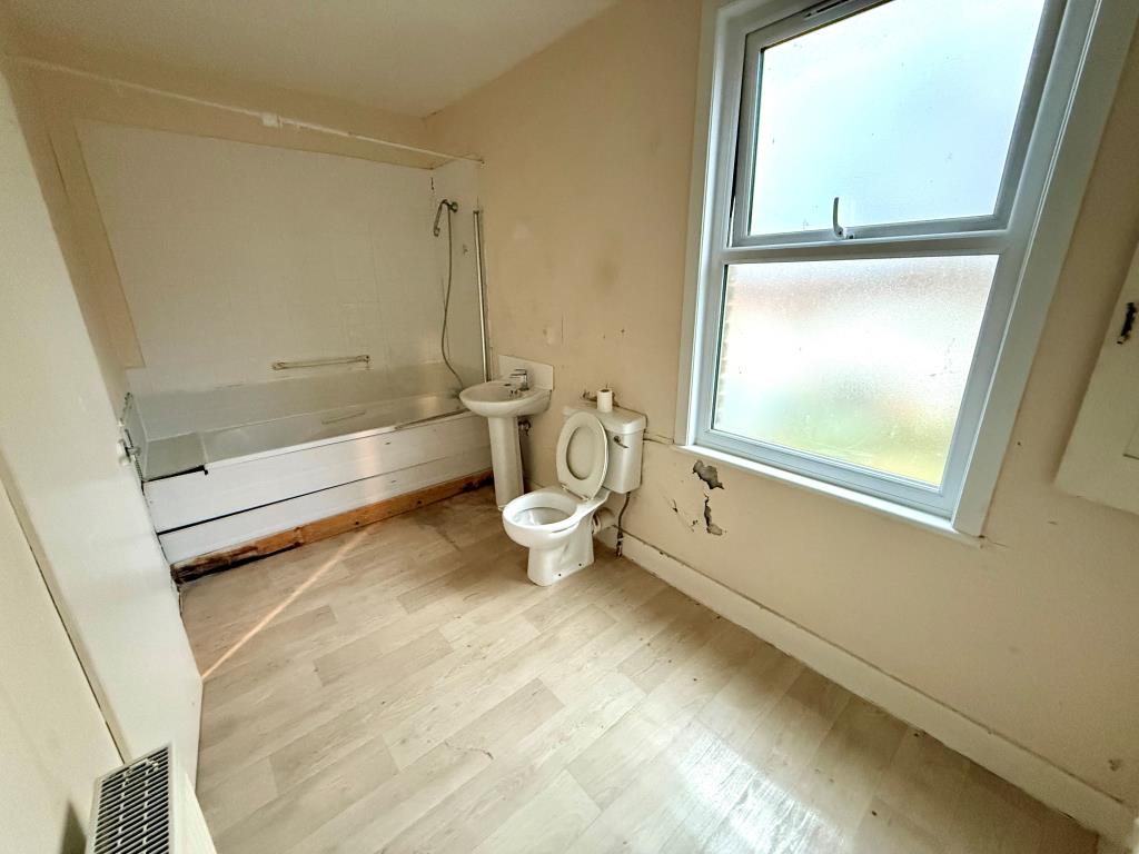 Lot: 47 - THREE STOREY HOUSE FOR REFURBISHMENT - Bathroom with W.C.